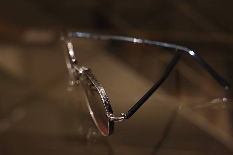 CLINT ヴィンテージ ゴールドのアンティーク加工を施した厚いリム