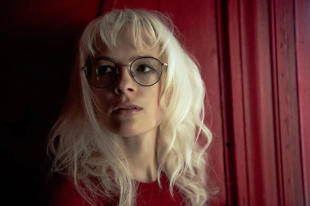 ミスタージェントルマン DAVID メガネ着用の女性写真