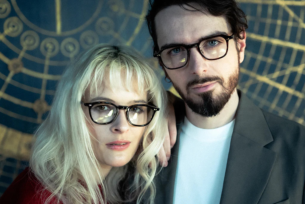 ミスタージェントルマン カフカ ブラックを着用