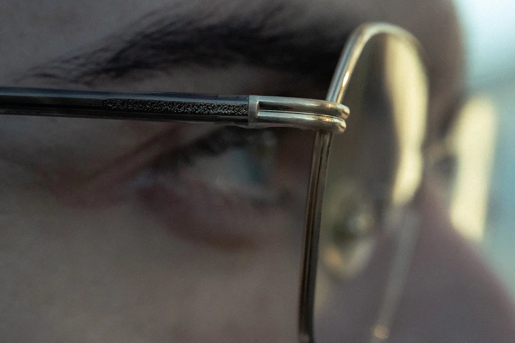 ROBERTのサイドビュー - テンプル部分が分かる写真