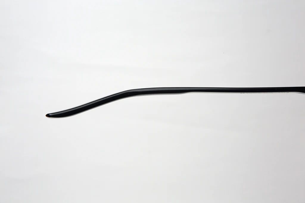 WINKのテンプル真ん中は厚みが薄くしなやかな弾力がある