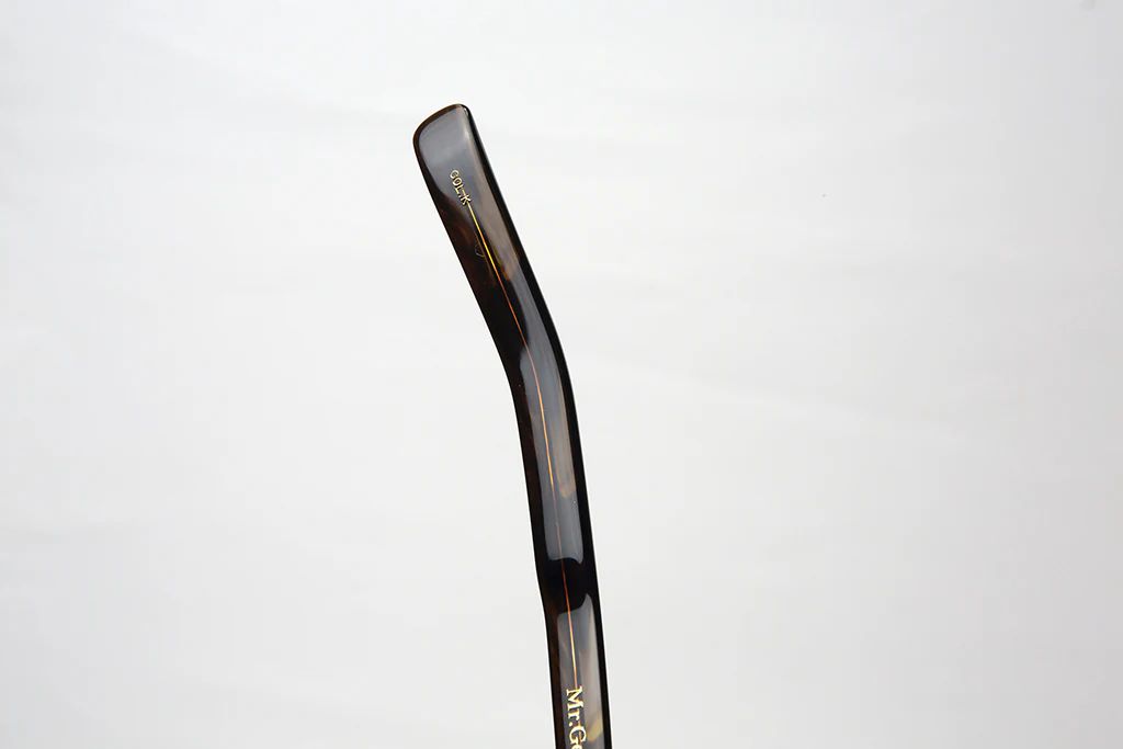 WINKのテンプルのモダンは厚みがあり包み込む設計で快適な掛け心地